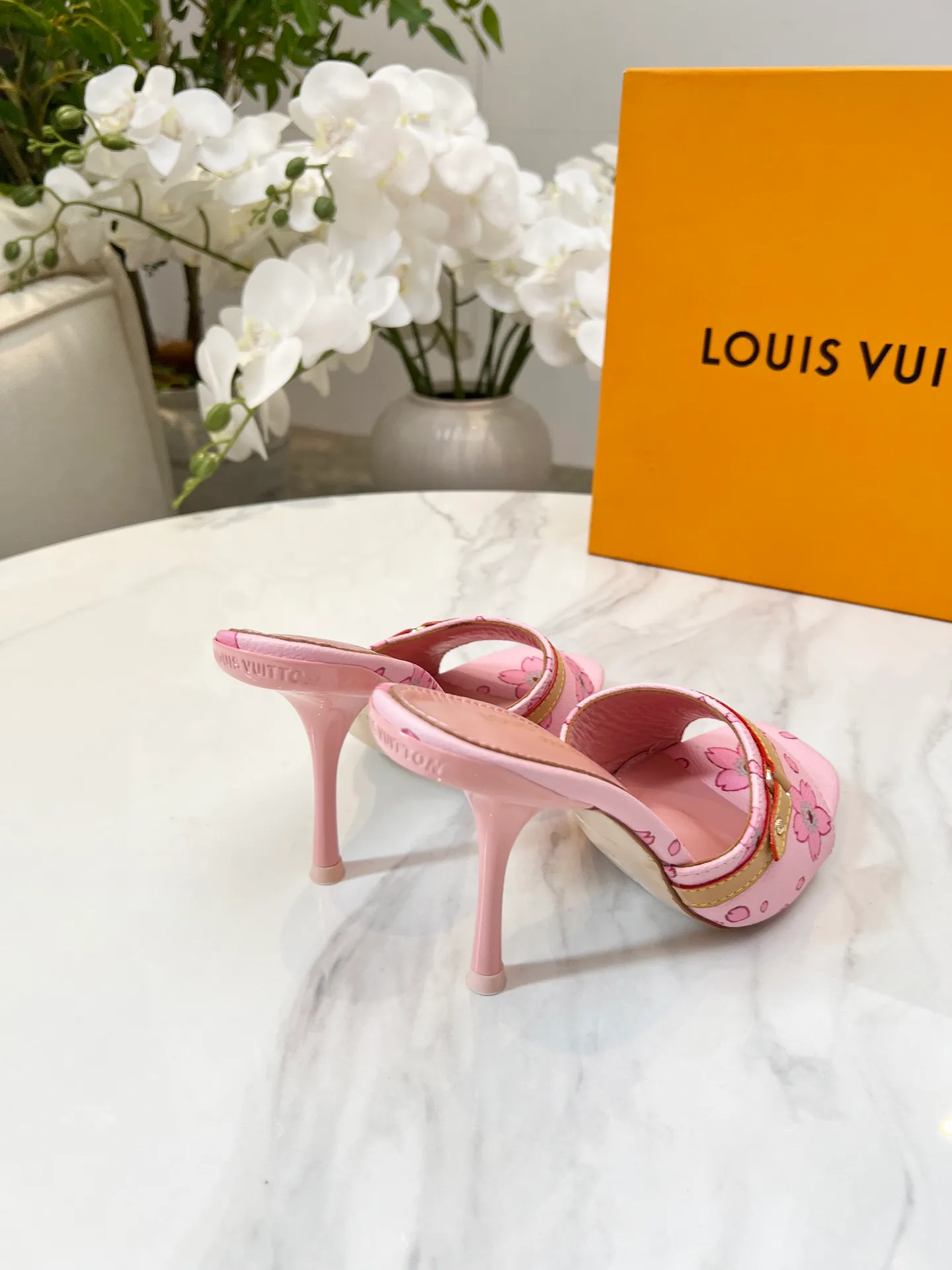👟👟Ex-factory price 440👟👟 LV new denim kitten heel slippers 2025 summer must-have for goddesses, original replica, super comfortable on the feet. Show off the queen's temperament, the heel height is 9.5CM, which shows your temperament without being tiring. Leather outsole. Standard code: 35-42 (41 and 42 codes are customized, non-returnable and non-exchangeable)